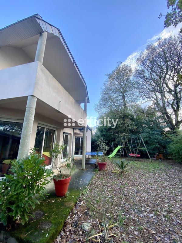 Maison - 235 m² - 7 pièces