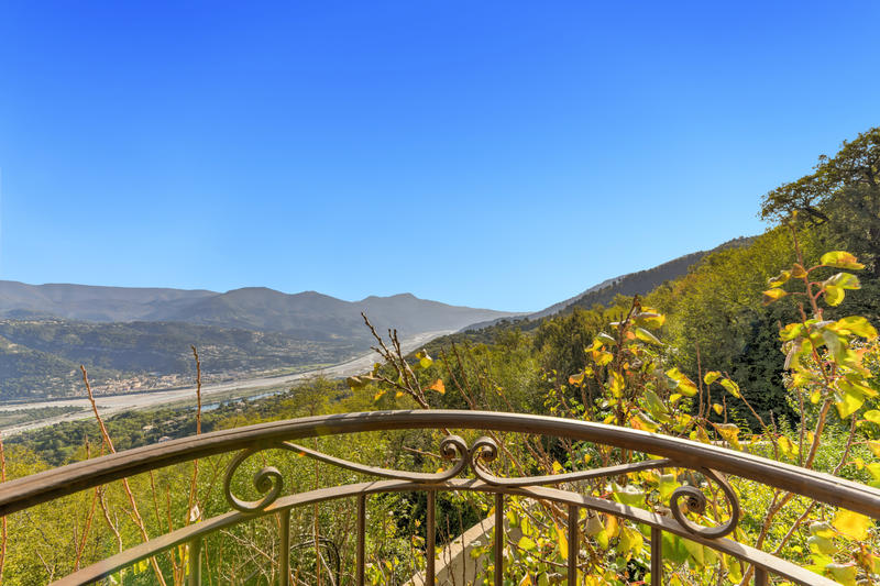 Propriété - 678 m² - 9 pièces