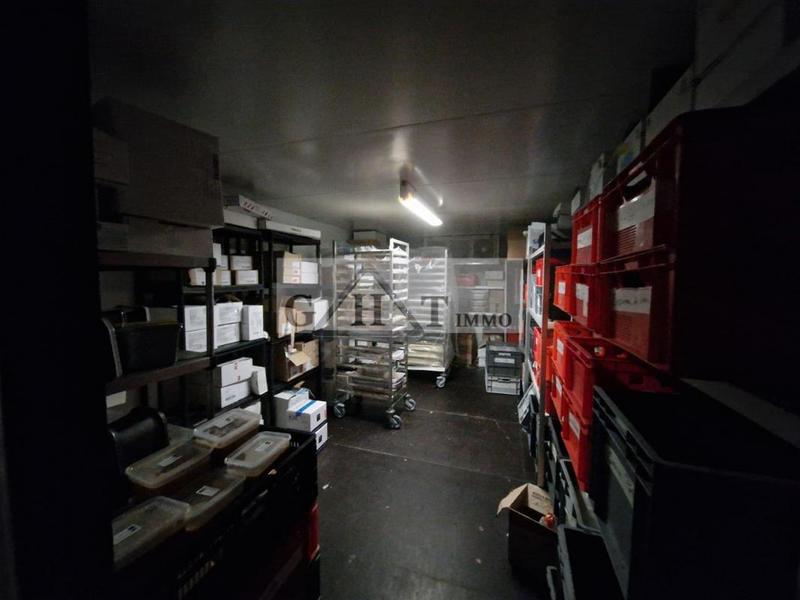 Entrepôt - 1 700 m²