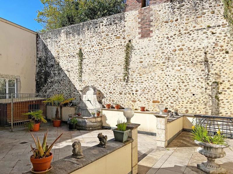 Propriété - 683 m² - 18 pièces