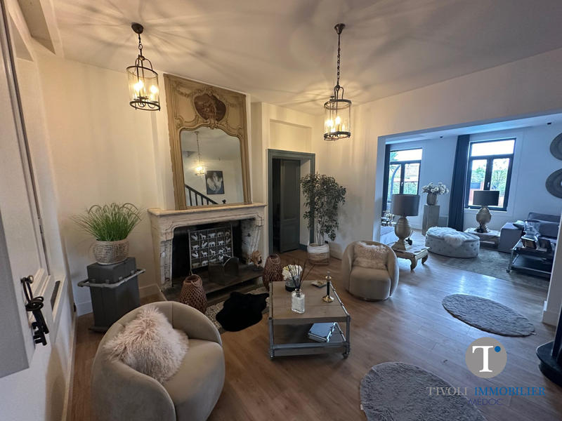 Maison traditionnelle - 267 m² - 9 pièces