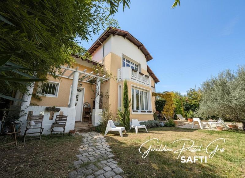 Maison - 220 m² - 8 pièces