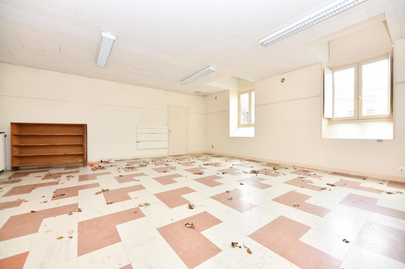 Maison - 1 100 m² - 30 pièces