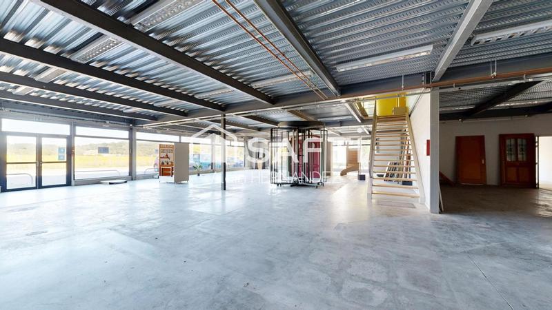 Local commercial - 840 m² - 2 pièces