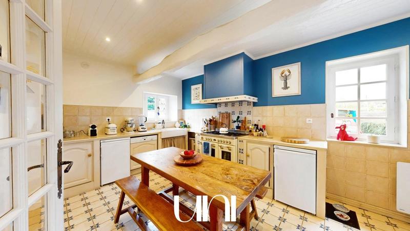 Maison - 230 m² - 9 pièces