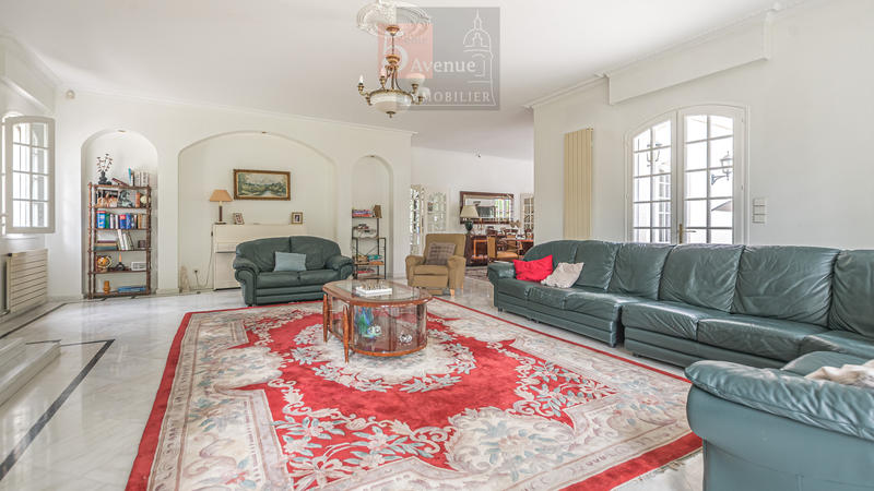 Maison - 330 m² - 8 pièces