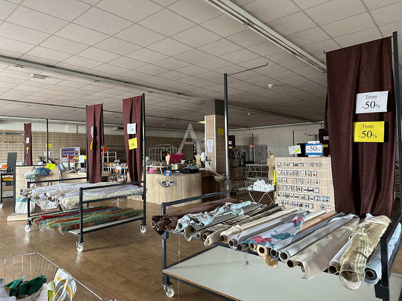 Local commercial - 666 m²