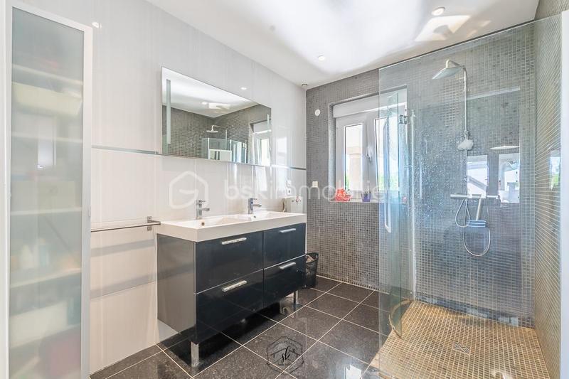 Propriété - 251 m² - 8 pièces