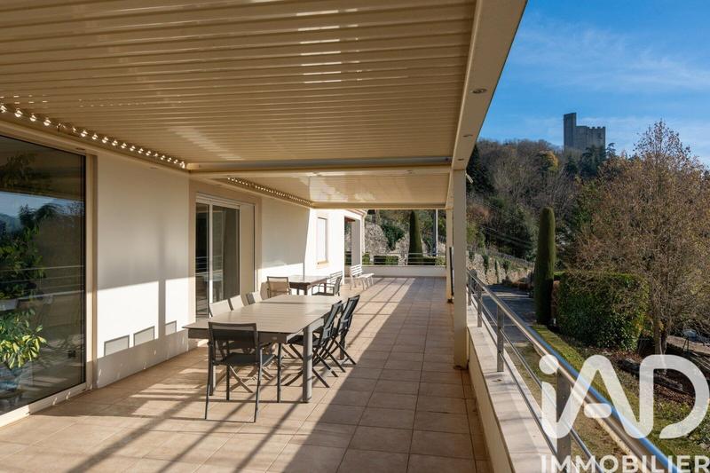 Maison - 235 m² - 8 pièces