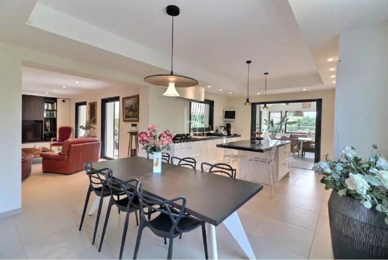 Maison - 205 m² - 7 pièces