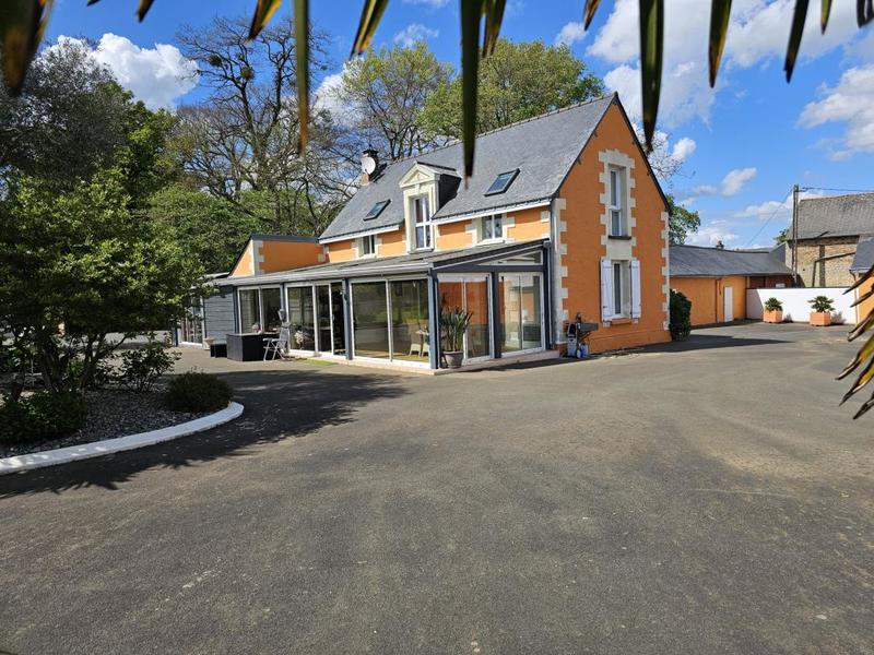 Maison - 220 m² - 8 pièces