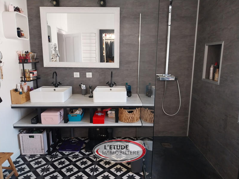 Maison - 250 m² - 7 pièces