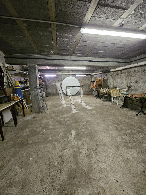 Local commercial - 1 200 m²