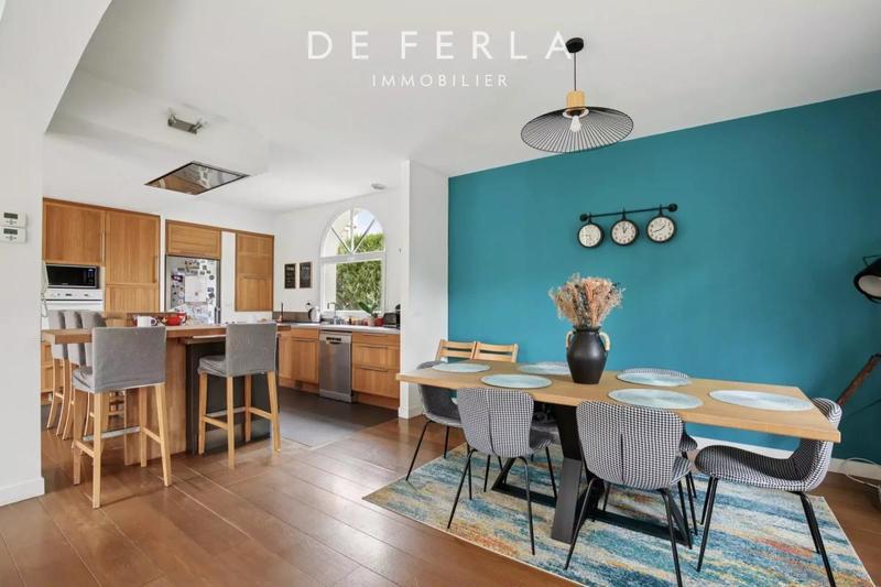 Propriété - 210 m² - 8 pièces