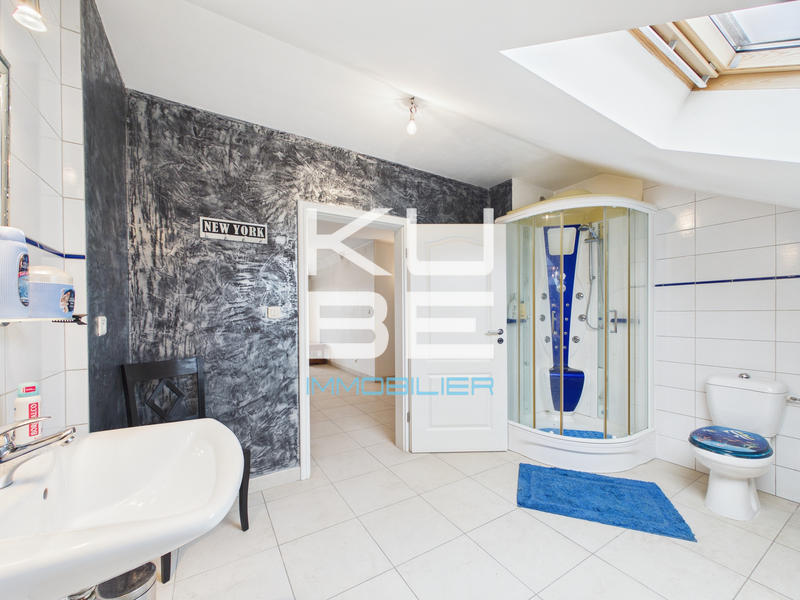 Maison - 220 m² - 8 pièces