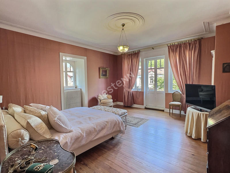 Maison - 258 m² - 8 pièces