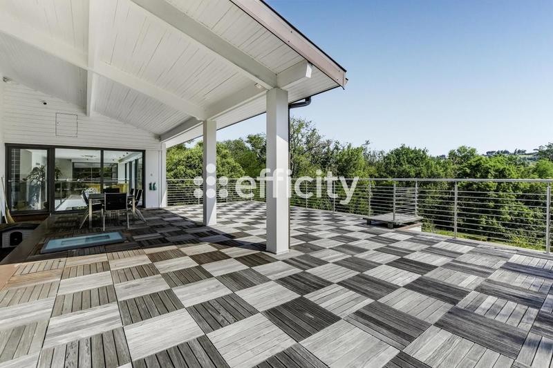 Maison - 393 m² - 10 pièces