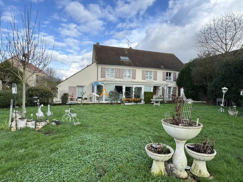 Maison - 240 m² - 8 pièces