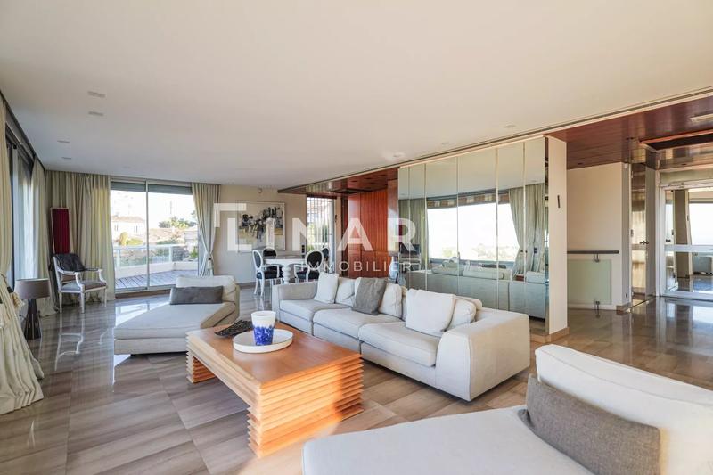 Maison - 313 m² - 9 pièces