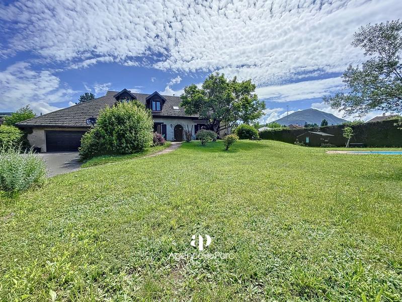 Maison traditionnelle - 185 m² - 8 pièces