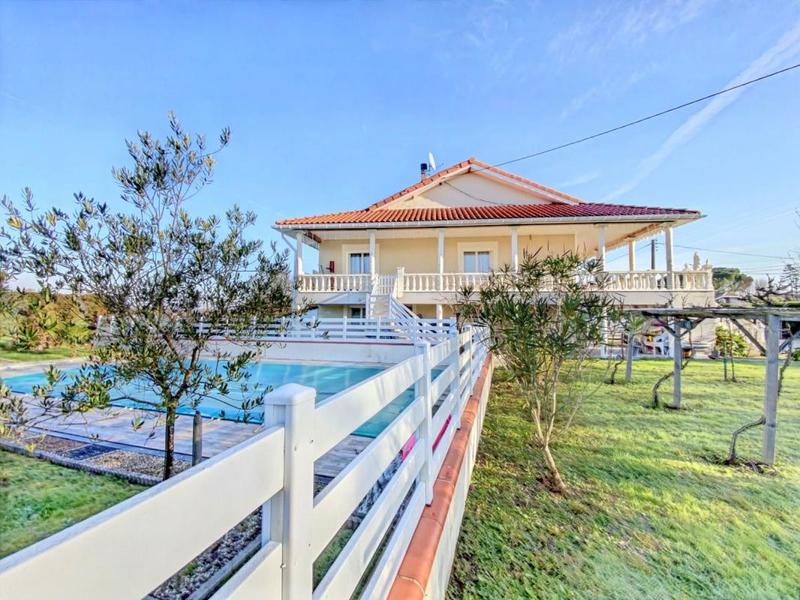 Propriété - 220 m² - 8 pièces