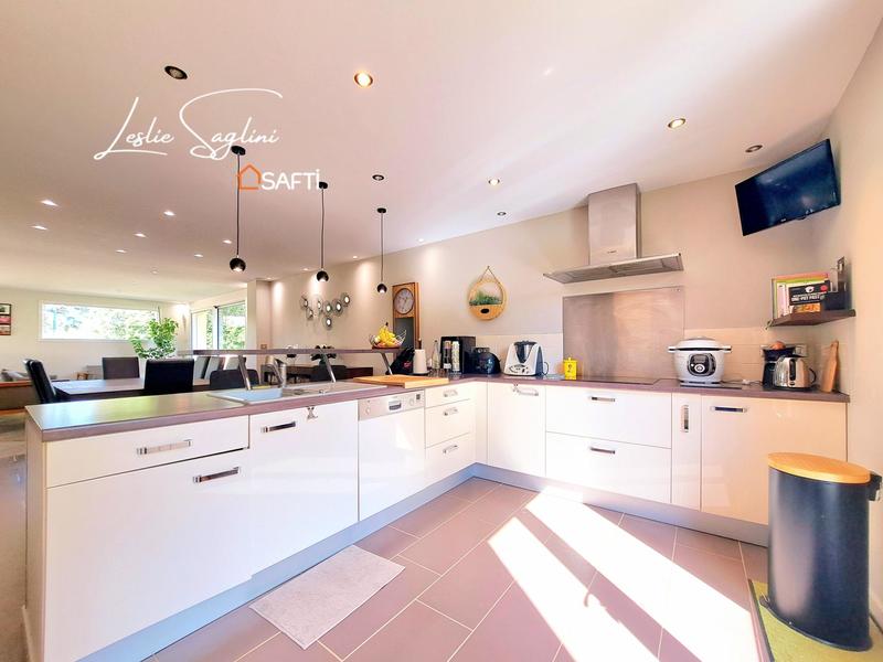 Maison - 177 m² - 8 pièces