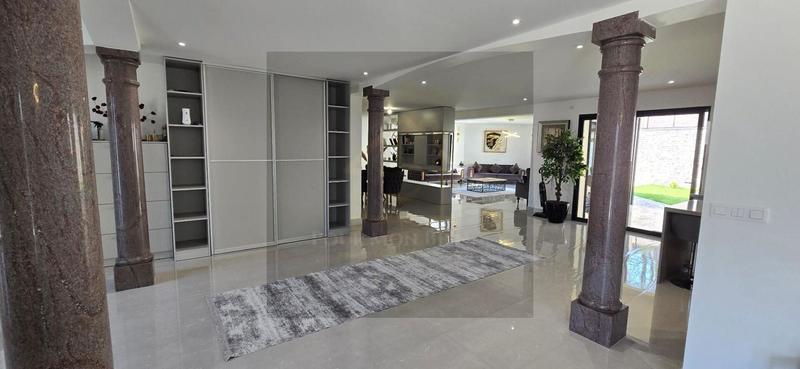 Maison - 315 m² - 8 pièces