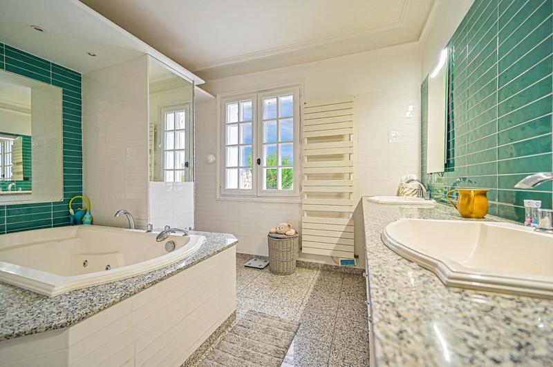 Maison - 418 m² - 9 pièces