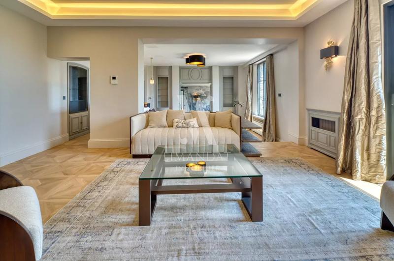 Villa - 1 200 m² - 16 pièces