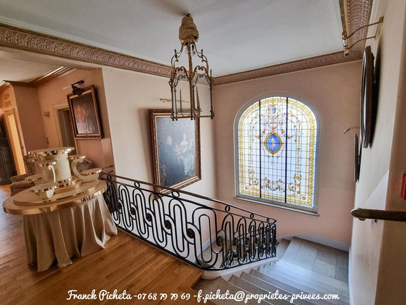 Demeure - 1 000 m² - 17 pièces