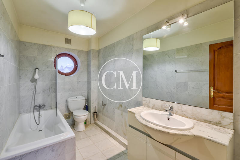 Maison - 288 m² - 8 pièces