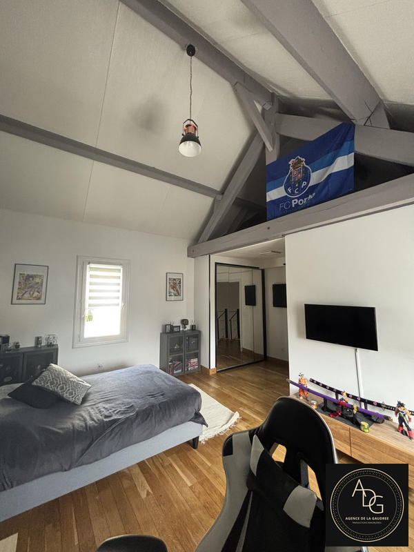 Maison - 210 m² - 6 pièces