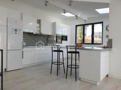 Maison - 230 m² - 8 pièces