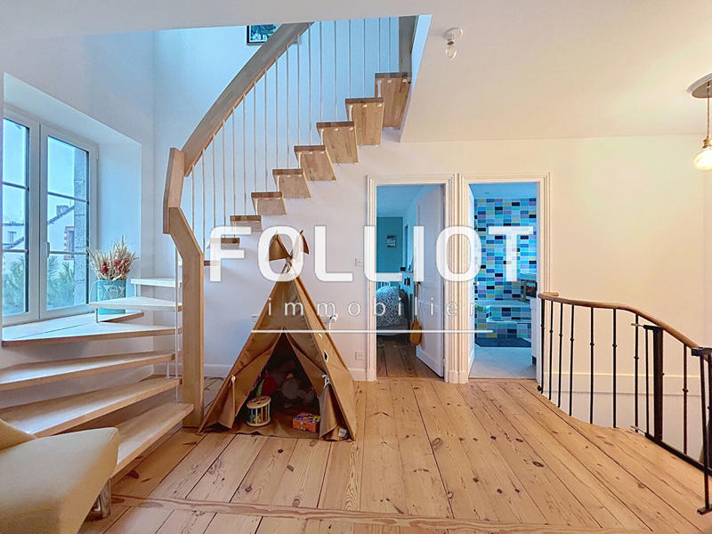 Maison - 240 m² - 8 pièces