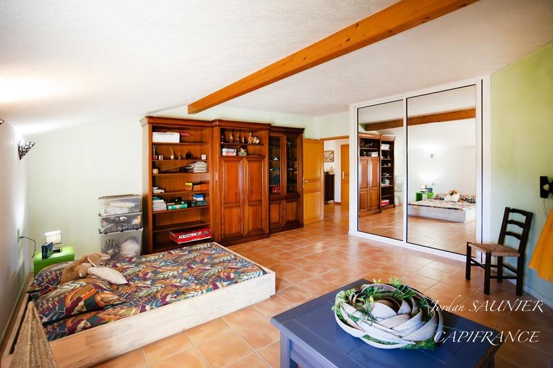 Maison traditionnelle - 372 m² - 8 pièces