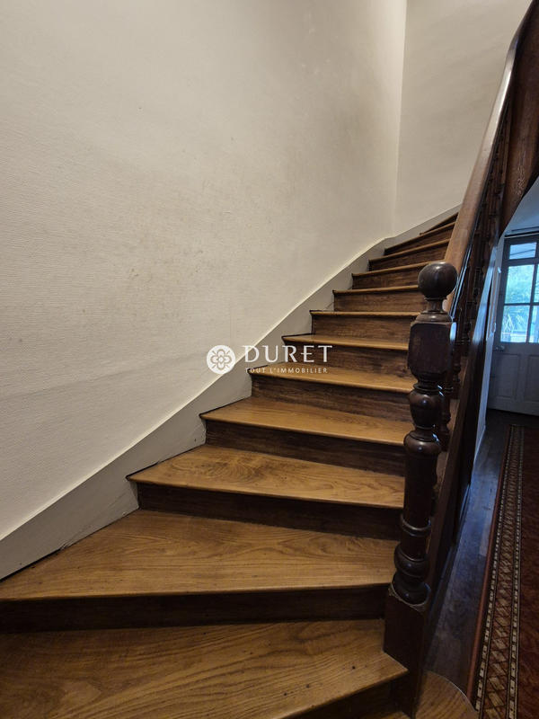 Maison - 251 m² - 11 pièces