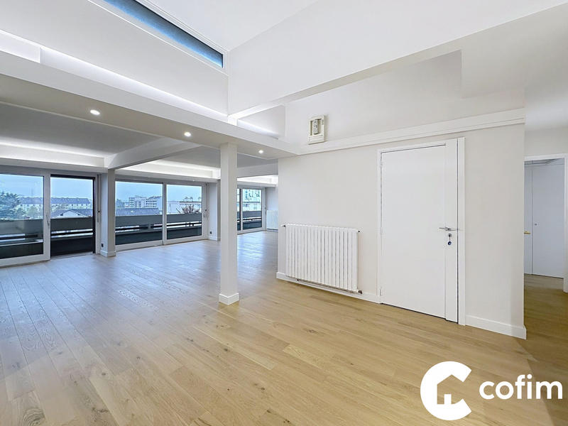 Appartement - 160 m² - 8 pièces