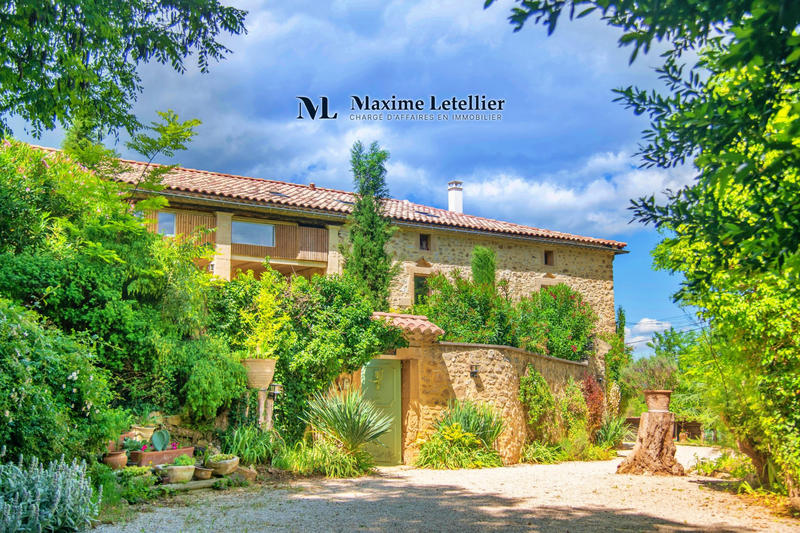 Mas - 668 m² - 27 pièces