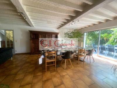 Maison - 260 m² - 9 pièces