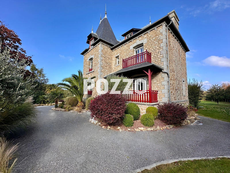 Maison - 216 m² - 9 pièces
