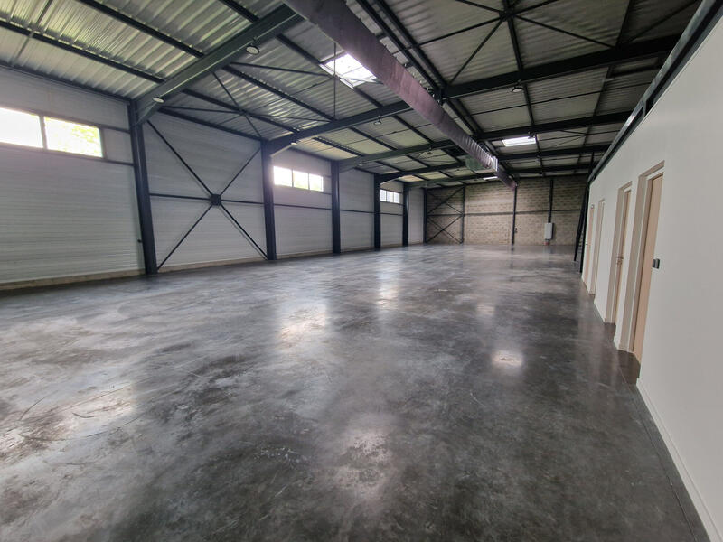 Entrepôt - 695 m²