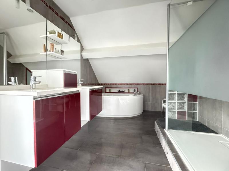 Maison - 224 m² - 8 pièces