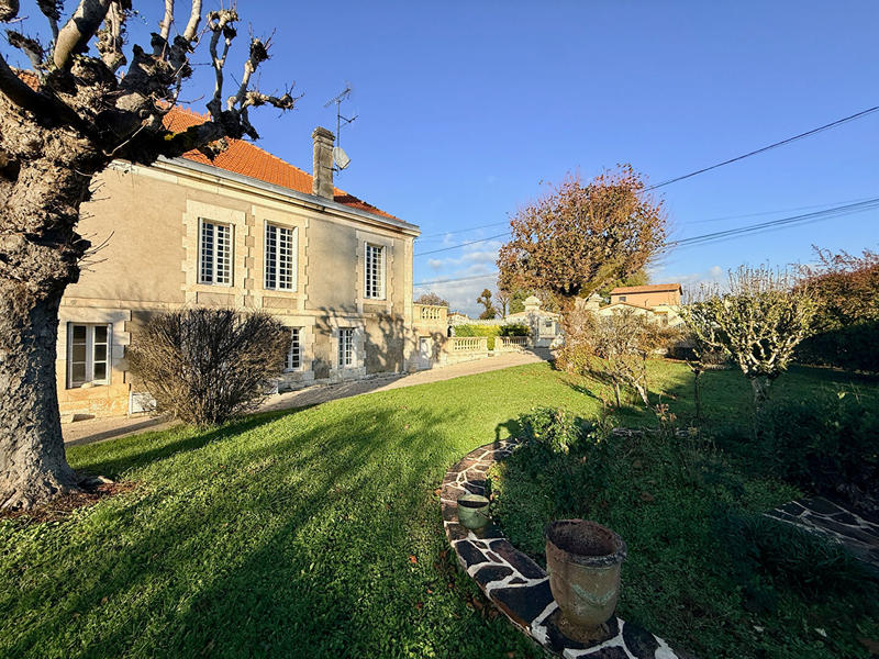 Maison - 360 m² - 10 pièces