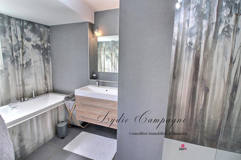 Demeure - 215 m² - 9 pièces