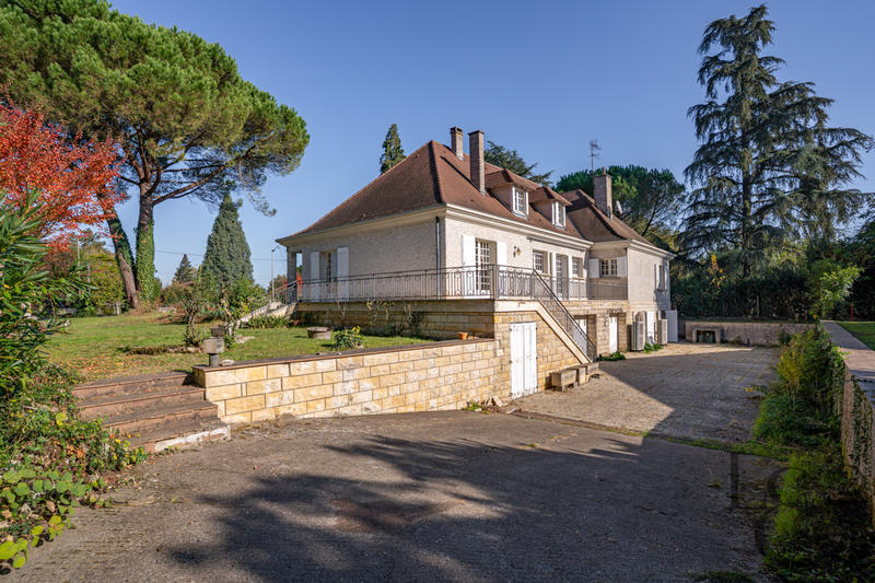 Maison - 330 m² - 9 pièces