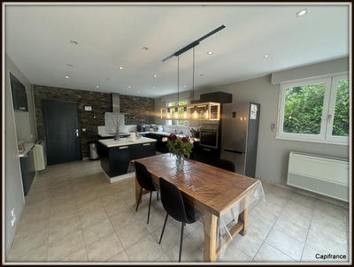 Maison - 300 m² - 8 pièces