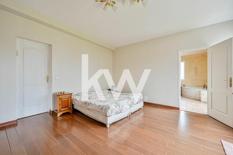 Maison - 230 m² - 8 pièces