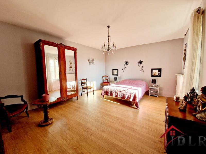 Maison - 260 m² - 6 pièces