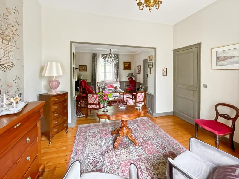 Maison - 222 m² - 10 pièces