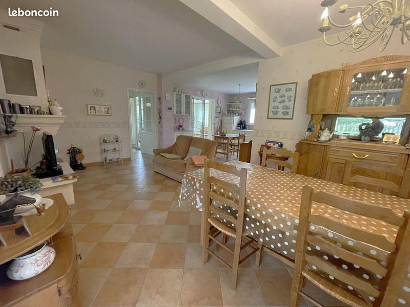 Maison - 221 m² - 8 pièces